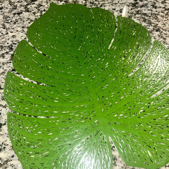 Green Leaf-Shaped Placemat Set of 4 - Picture 2 of 4